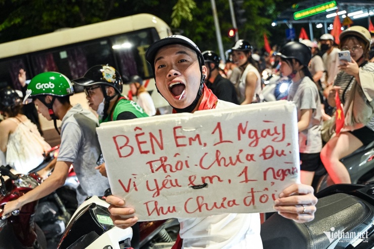 Tấm biển với nội dung hài hước được một thanh niên mang theo trên đường đi ăn mừng chiến thắng. Cứ mỗi nhịp dừng đèn đỏ, anh lại giơ cao và hô vang cùng mọi người.
