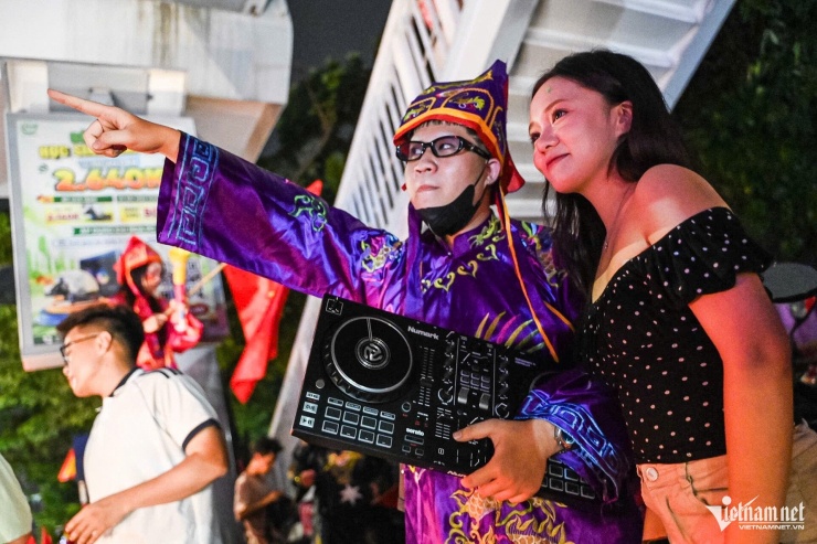 Thậm chí bàn DJ cũng được các bạn trẻ mang theo ra đường cùng bộ đồ táo quân độc lạ.