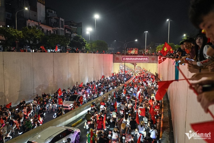 0h, dòng người ăn mừng chiến thắng vẫn nối nhau trên đường khiến khu vực trung tâm Hà Nội trở nên sôi động, huyên náo trong tiếng hò reo.