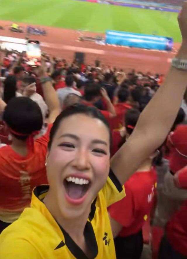 Hoàng Oanh diện áo thủ môn tương tự áo đấu của Lê Giang Patrik khi cổ vũ đội tuyển Việt Nam. Ảnh chụp màn hình