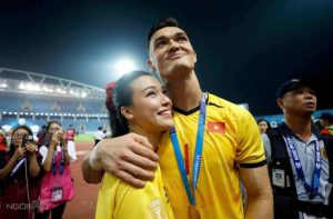 Thủ môn Lê Giang Patrik ôm MC Hoàng Oanh ăn mừng Việt Nam chiến thắng