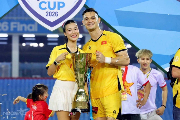 Thủ môn Lê Giang Patrik ôm MC Hoàng Oanh ăn mừng Việt Nam chiến thắng - 2