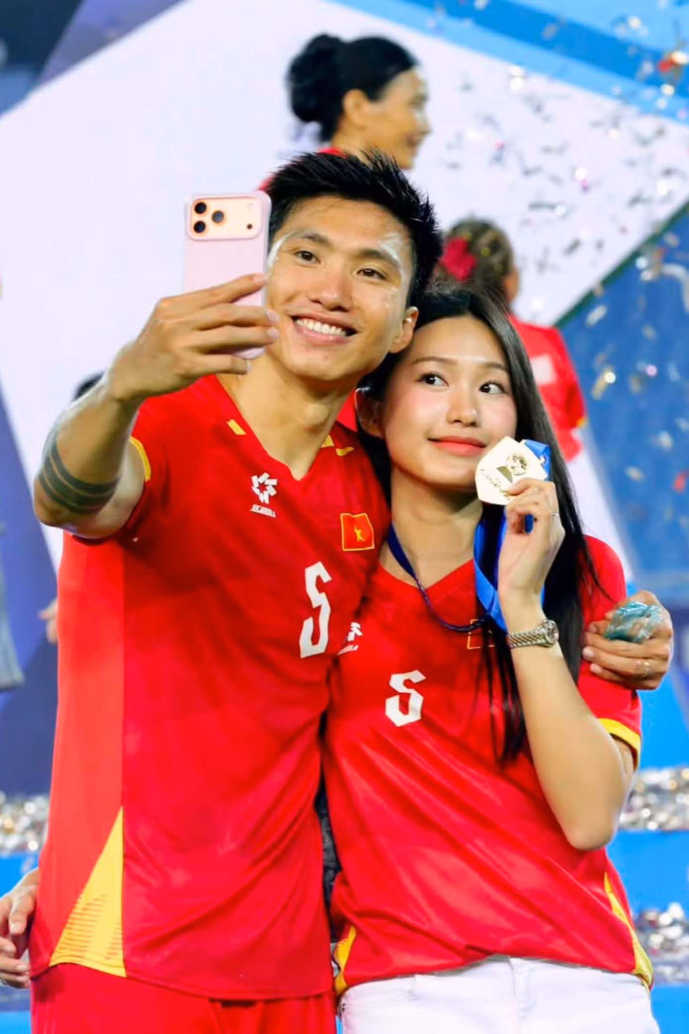 Dàn cầu thủ tuyển Việt Nam hôn vợ, khoe cúp gây bão mạng - 1