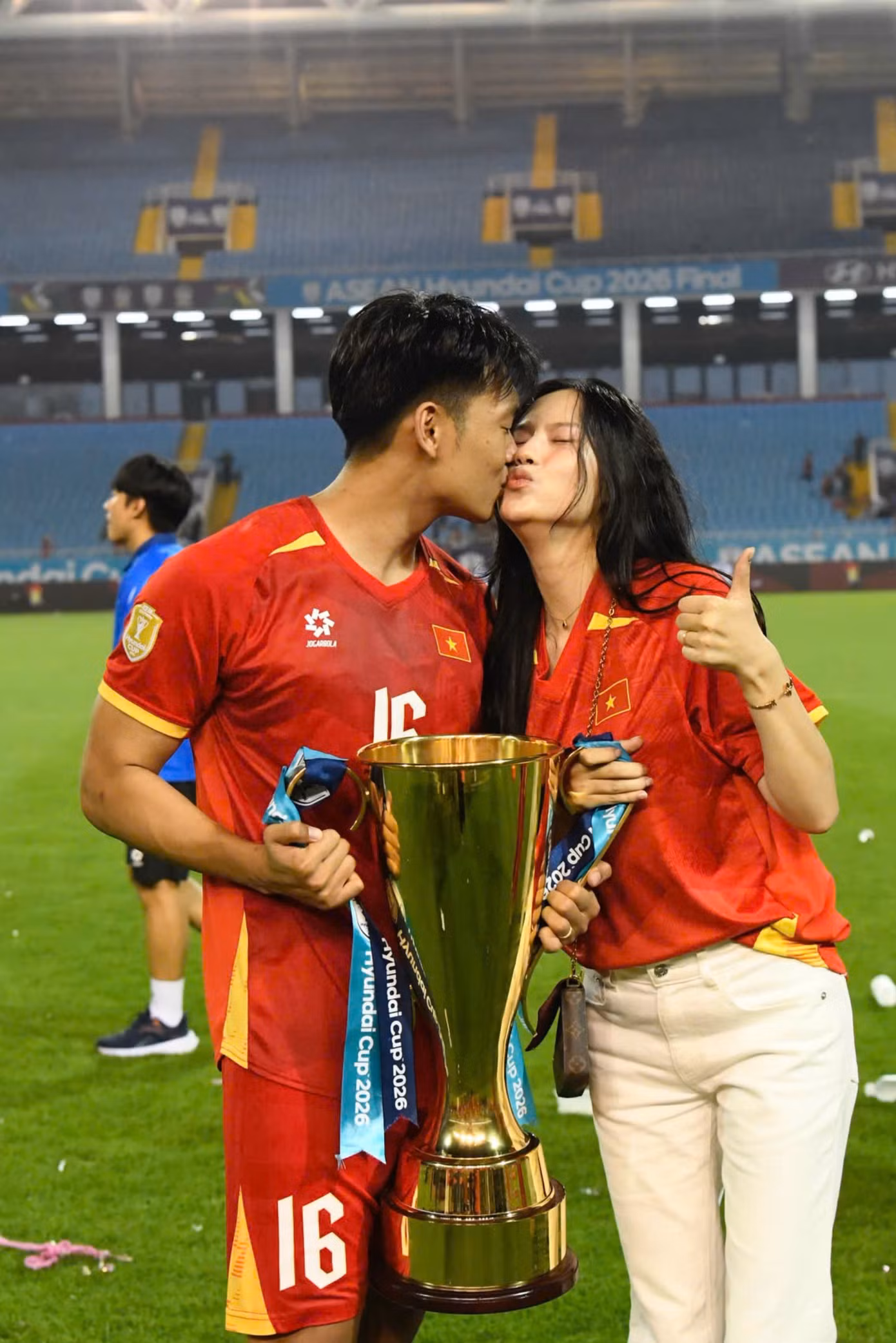 Dàn cầu thủ tuyển Việt Nam hôn vợ, khoe cúp gây bão mạng - 15