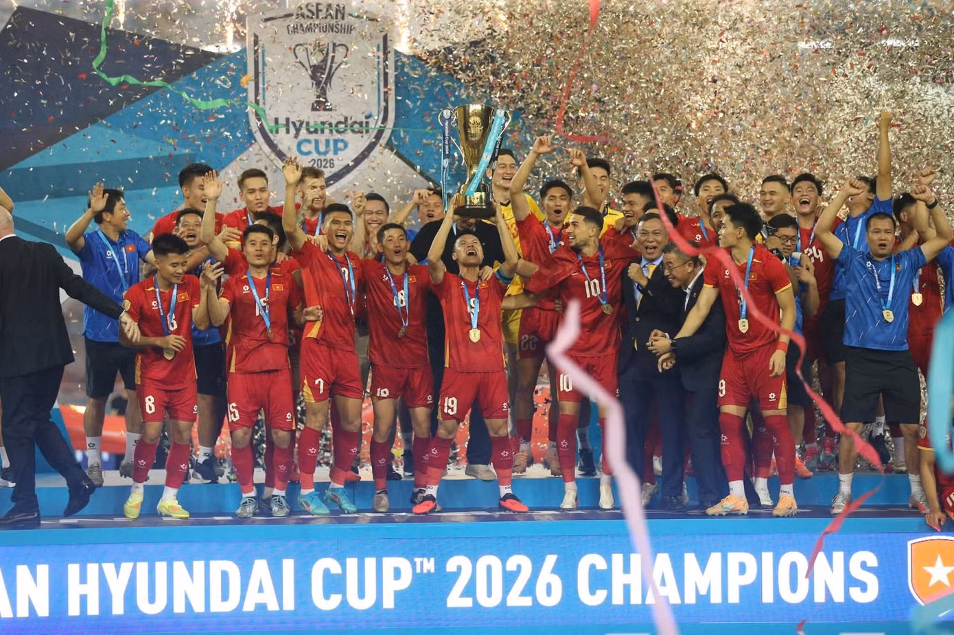 Dàn cầu thủ tuyển Việt Nam hôn vợ, khoe cúp gây bão mạng - 17