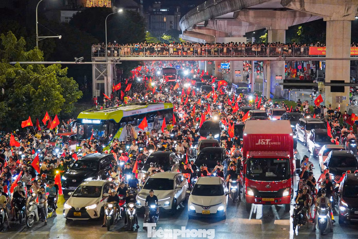 Tại Hà Nội, càng về đêm, lượng người hướng về các tuyến phố trung tâm càng đông, "nhuộm đỏ" nhiều tuyến đường bằng cờ Tổ quốc.