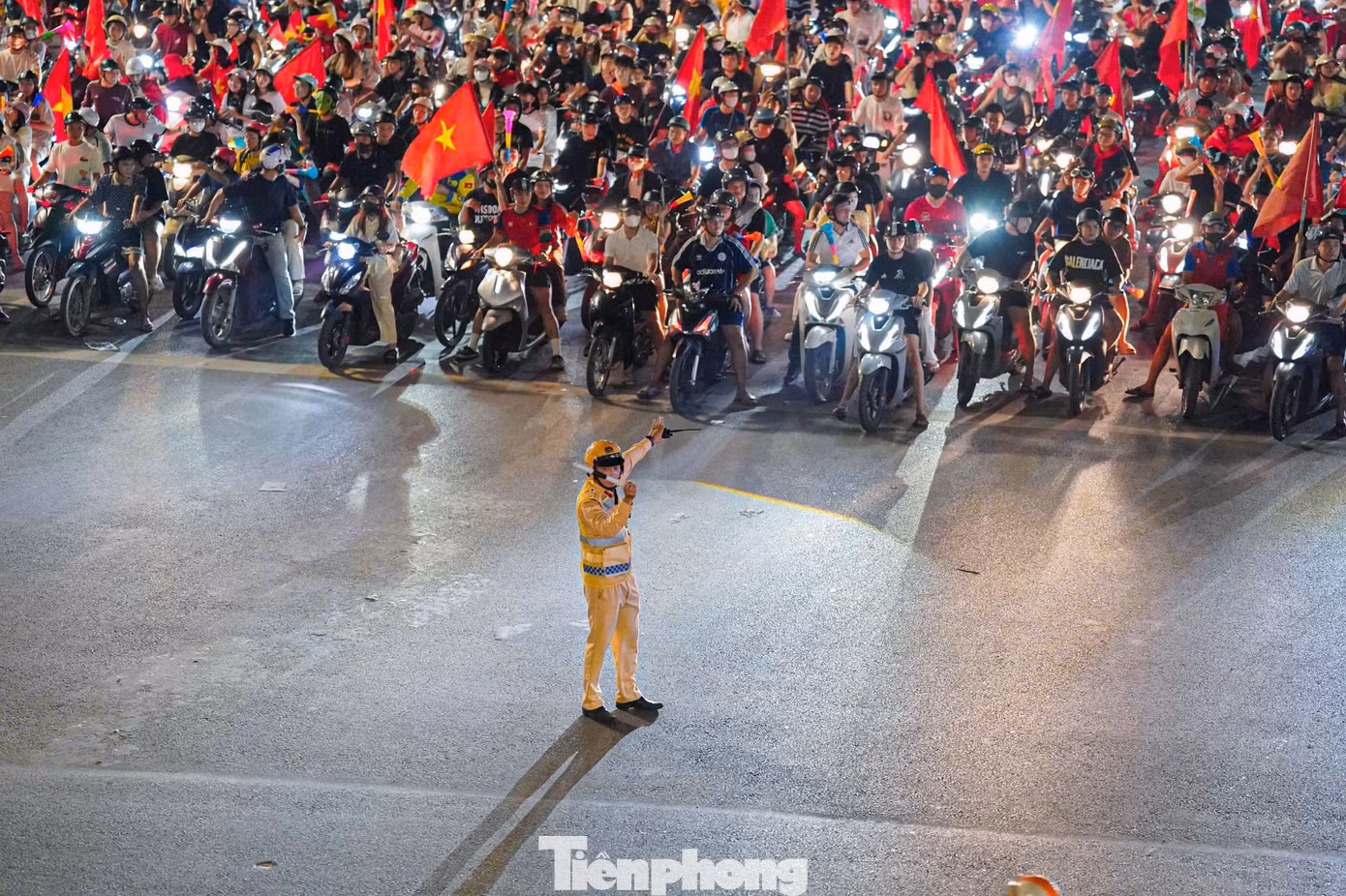 Lực lượng CSGT có mặt tại các nút giao lớn, phân luồng và điều tiết giao thông trong đêm ăn mừng.