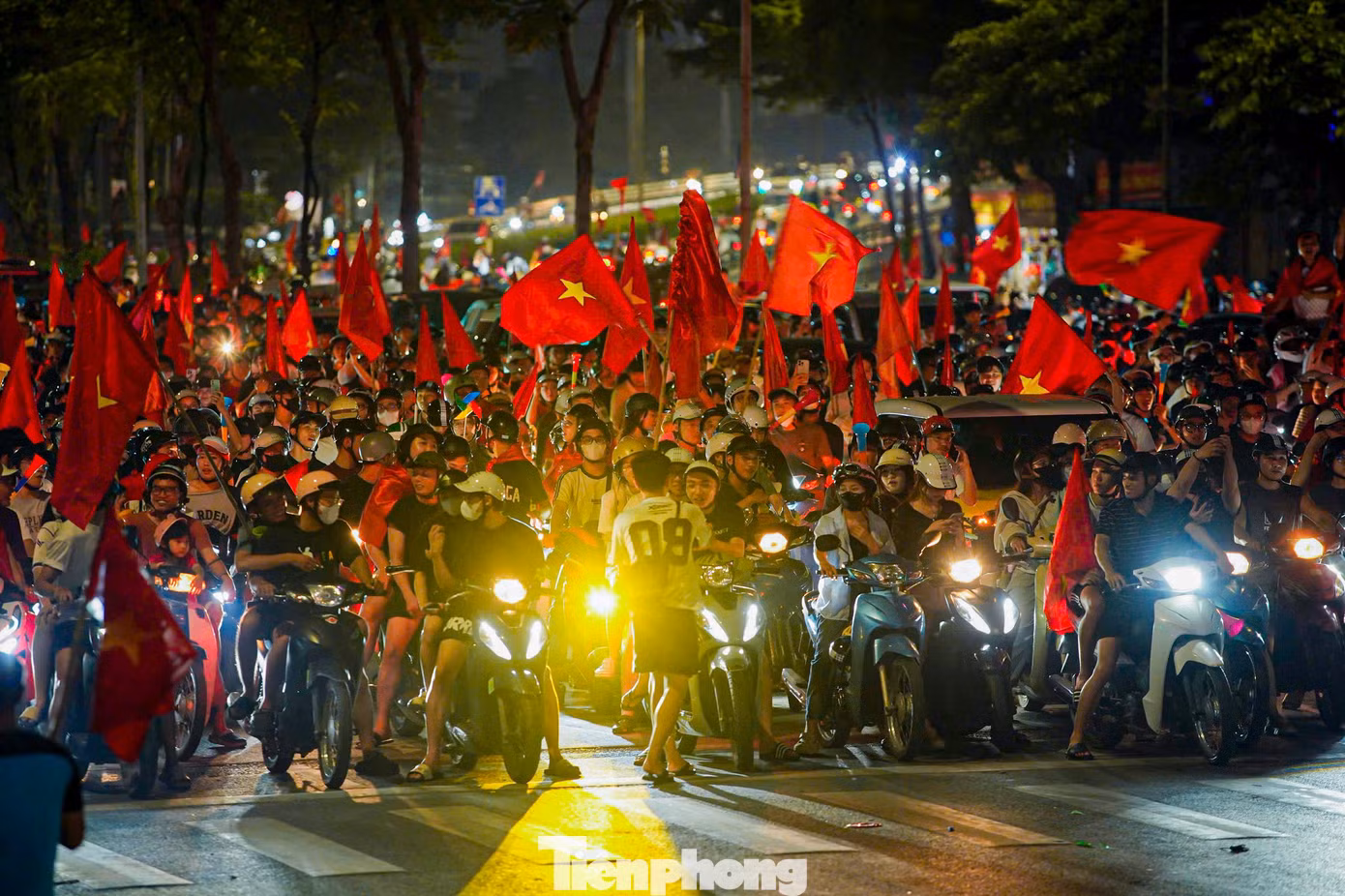 Một đêm “đi bão” rực đỏ đường phố Hà Nội, sôi động nhưng vẫn để lại những hình ảnh đẹp về ý thức chấp hành giao thông của người hâm mộ.