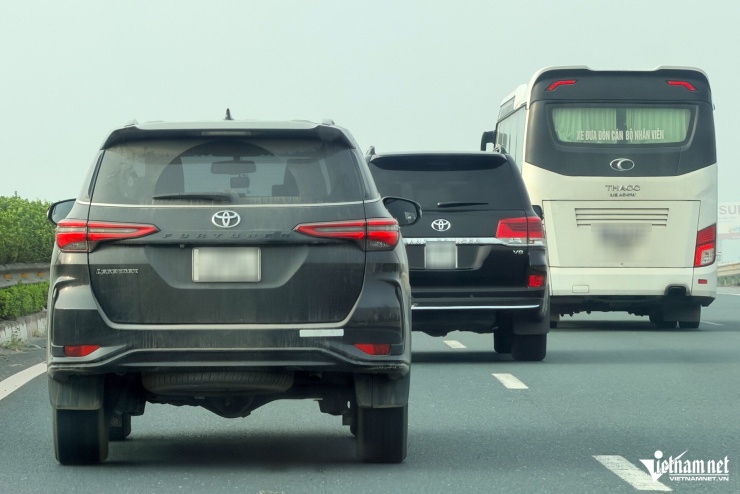 Hình ảnh ô tô "chen" vào giữa dòng xe đang giữ khoảng cách. Ảnh: Đình Hiếu