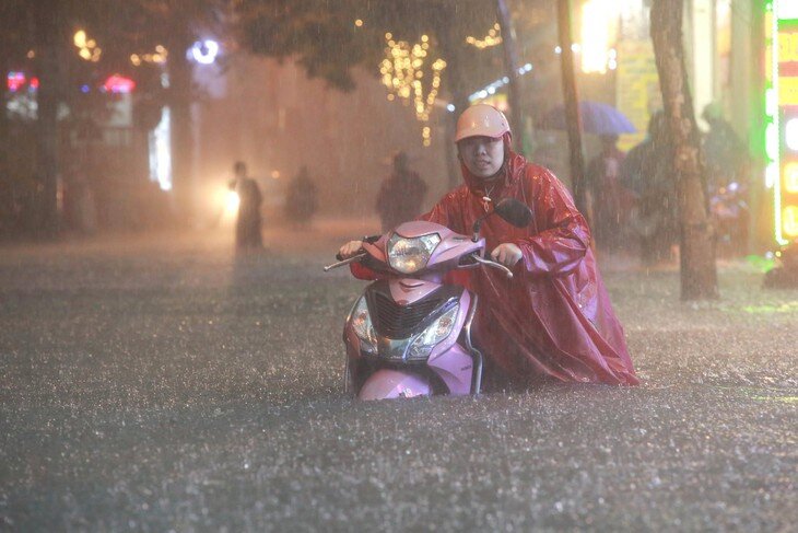 Dải hội tụ nhiệt đới gây mưa lớn cho Hà Nội và một số tỉnh lân cận tối 27/8. Ảnh: Quang Hùng