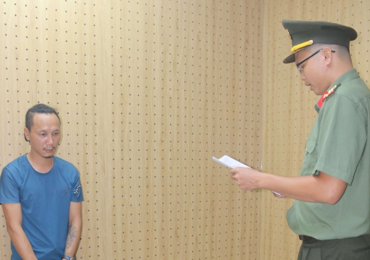 Thân Văn Tấn, 42 tuổi, bị khởi tố và bắt tạm giam với cáo buộc thả diều trong khu vực cấm bay, làm dừng hoạt động tiếp thu tàu bay tại sân bay Tân Sơn Nhất và ảnh hưởng 16 chuyến bay. Ảnh: CACC