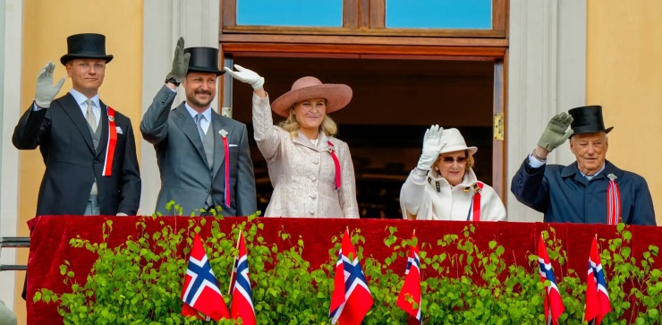 Vua Harlad V cùng gia đình hoàng gia Na Uy ở Oslo hồi tháng 5. Ảnh: NTB