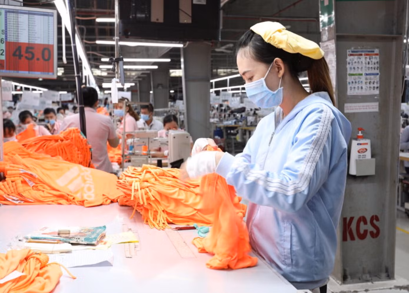 Không chỉ bị ảnh hưởng khi Mỹ áp thuế mới 12,5% với hàng nhập khẩu Việt Nam, DN còn đối mặt với việc khó tiếp cận vốn, lãi suất vay tăng cao...