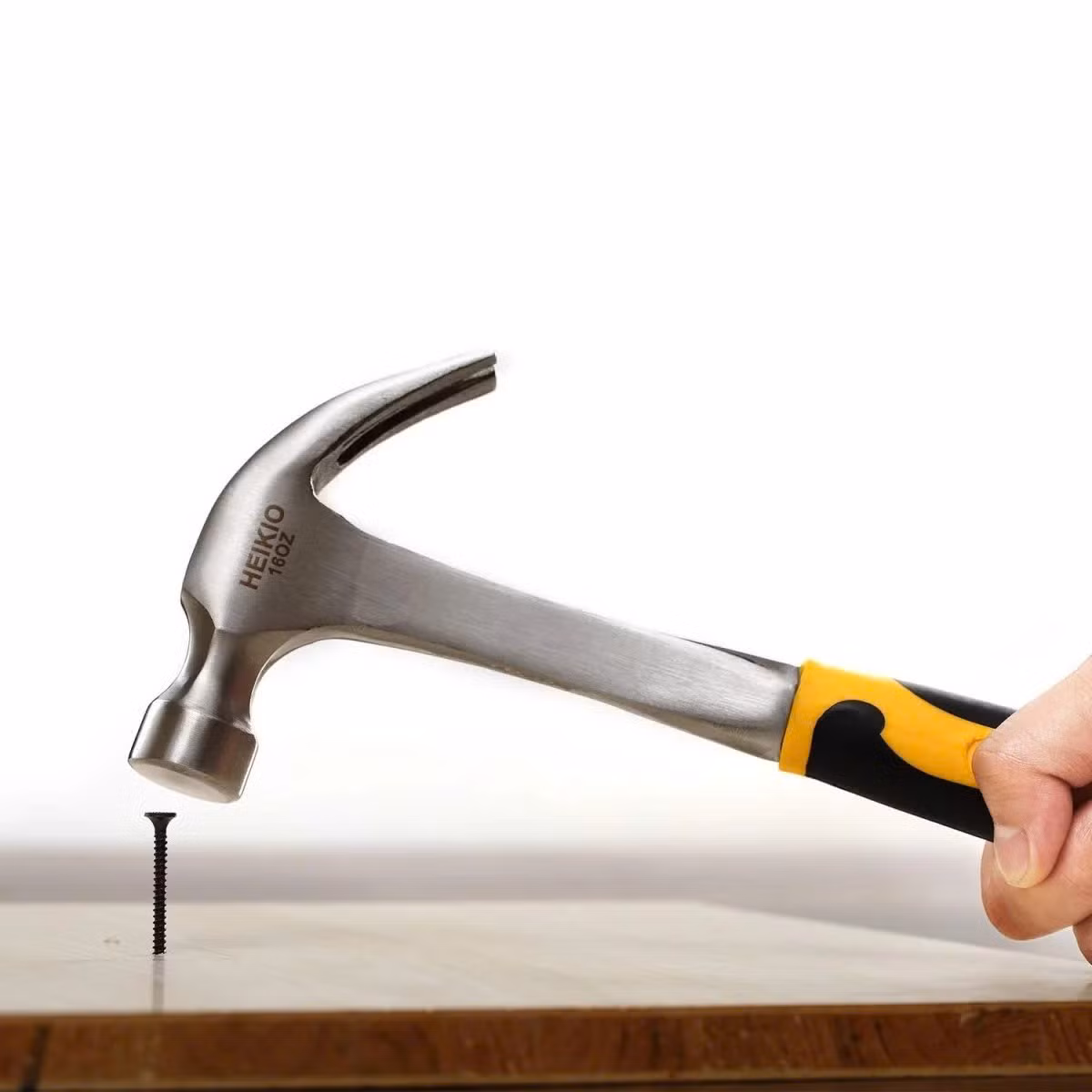 Đóng đinh và treo vật nặng lên cửa kính làm giảm vận khí đi vào nhà