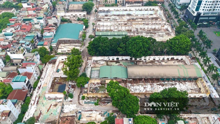 Hiện nay, theo ghi nhận của phóng viên Dân Việt, khu nhà máy Giầy Thượng Đình tại số 277 Nguyễn Trãi, phường Khương Đình, Hà Nội đang trong quá trình tháo dỡ một cách tốc độ. 
