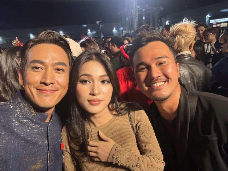 Nhung Kate gặp gỡ đồng nghiệp khi đi sự kiện.