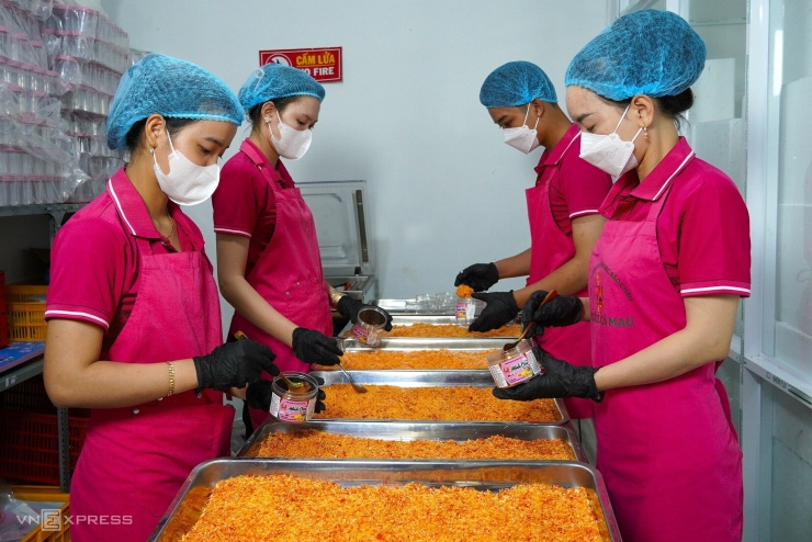 Nhân công cho muối cua vào hộp. Ảnh: Chúc Ly