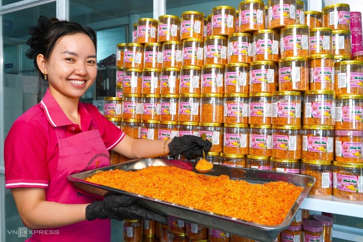 Nguyễn Thị Lan Hương dành nhiều thời gian nghiên cứu để cho ra sản phẩm muối cua chất lượng. Ảnh: Chúc Ly