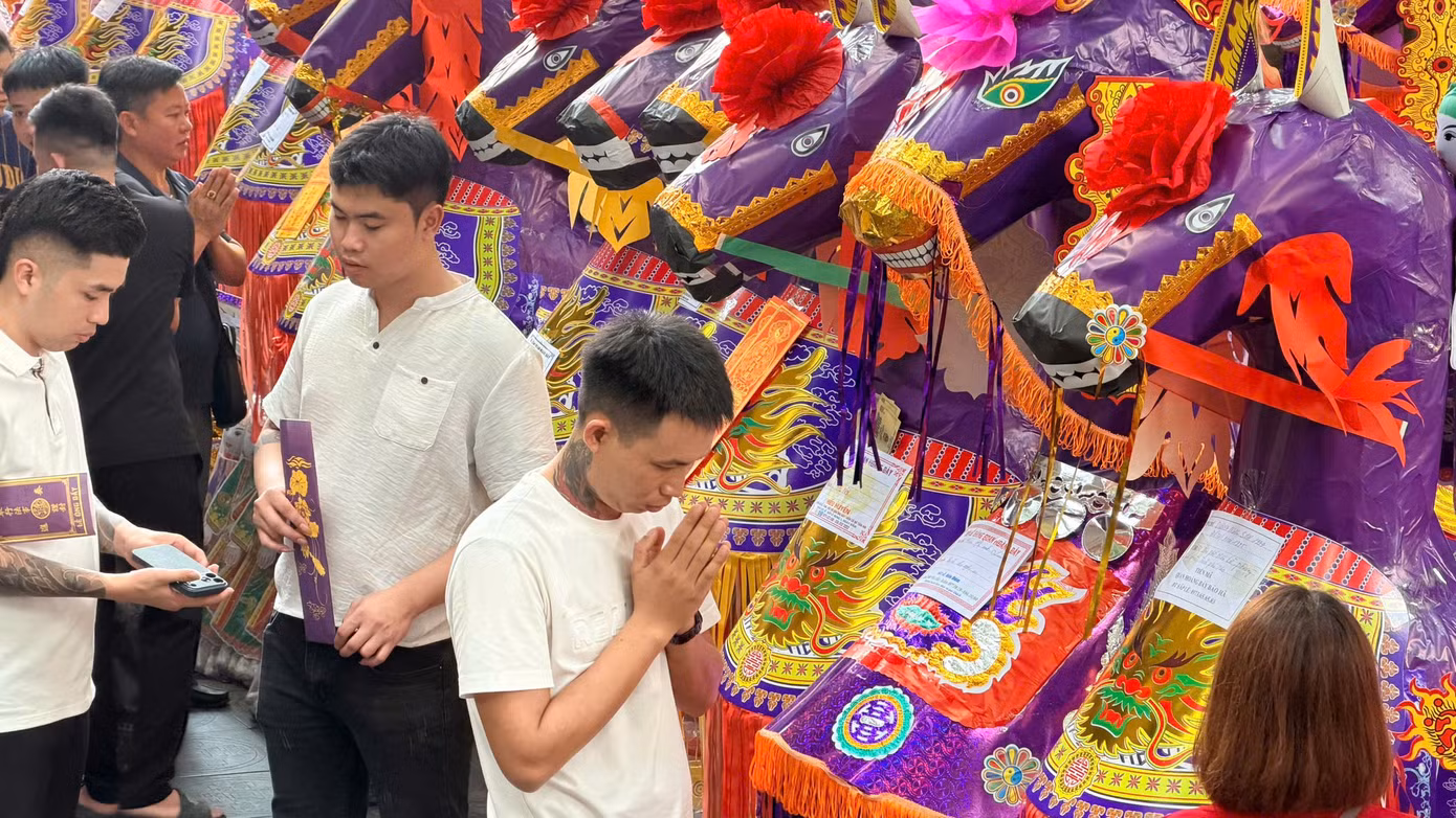 Người dân nườm nượp về đền Bảo Hà cầu tài, cầu lộc - 10