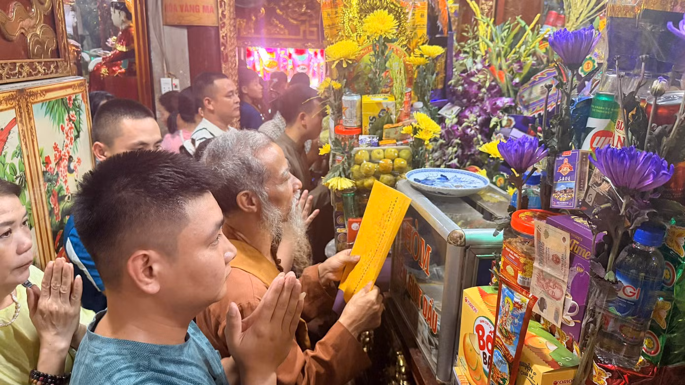 Người dân nườm nượp về đền Bảo Hà cầu tài, cầu lộc - 7