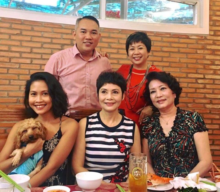 NSƯT Hà Xuyên chụp ảnh cùng NSND Minh Châu và bạn bè. (Ảnh: FBNV)