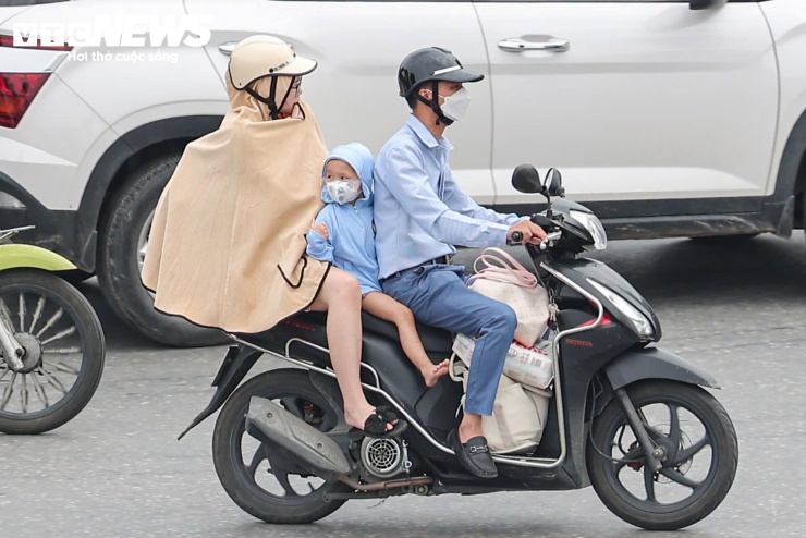 Những em bé mệt nhoài trên hành trình rời Hà Nội về quê nghỉ lễ Quốc khánh 2/9 - 7