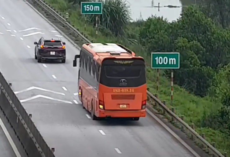 Trường hợp xe khách vi phạm lỗi không giữ khoảng cách an toàn trong ngày 27/8 bị camera ghi hình. Ảnh: Cục CSGT