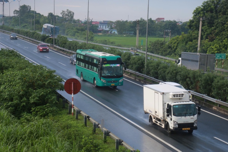 Một số phương tiện chuyển làn khi lưu lượng xe tăng, đòi hỏi tài xế phải quan sát kỹ và duy trì khoảng cách phù hợp. Ảnh: Nhật Tân