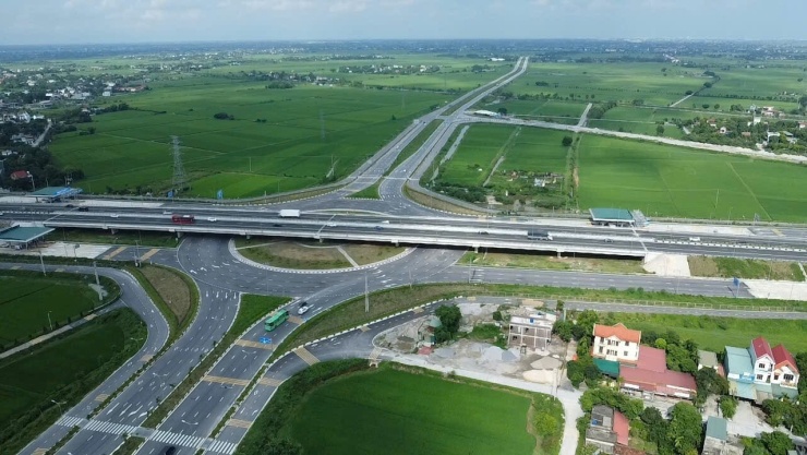 Khi chạy tốc độ cao, việc duy trì khoảng cách với xe phía trước giúp tài xế có thêm thời gian xử lý nếu xuất hiện tình huống bất ngờ. Ảnh: Nhật Tân