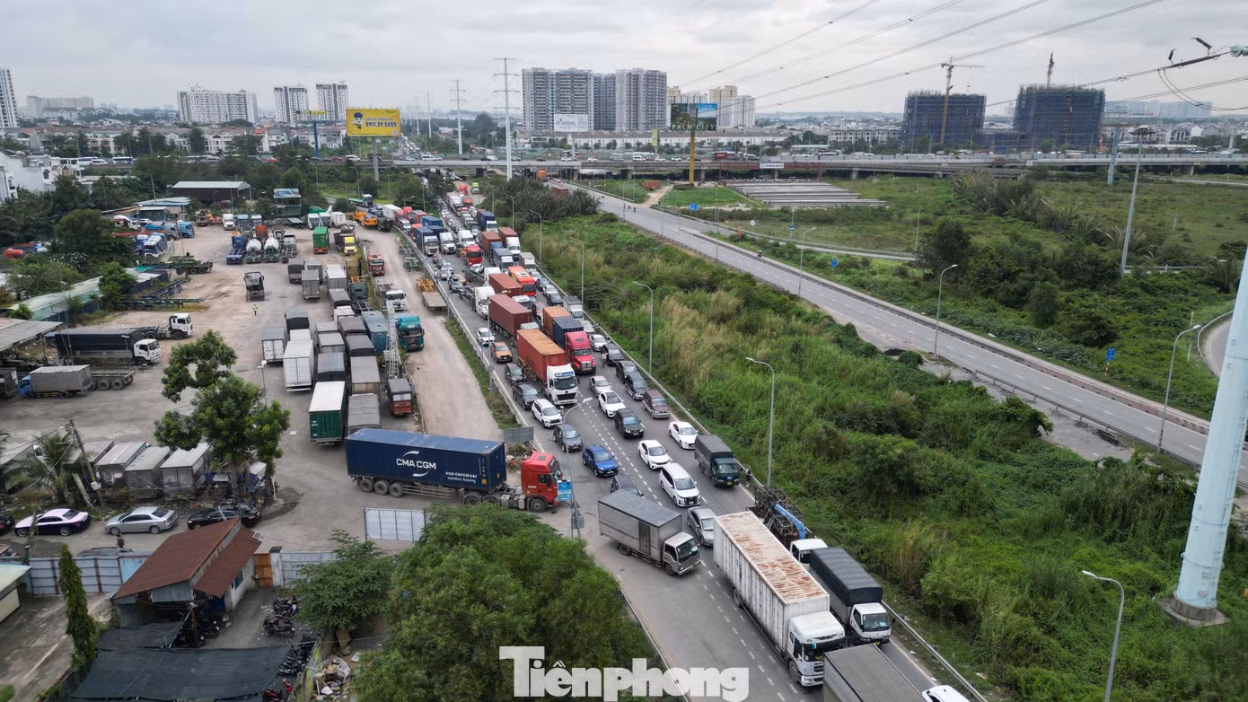 Ngày đầu nghỉ lễ, cửa ngõ phía Đông TP. HCM ùn ứ, xe nối dài lên cao tốc - 2
