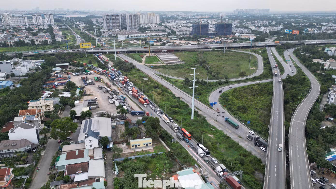 Ngày đầu nghỉ lễ, cửa ngõ phía Đông TP. HCM ùn ứ, xe nối dài lên cao tốc - 3