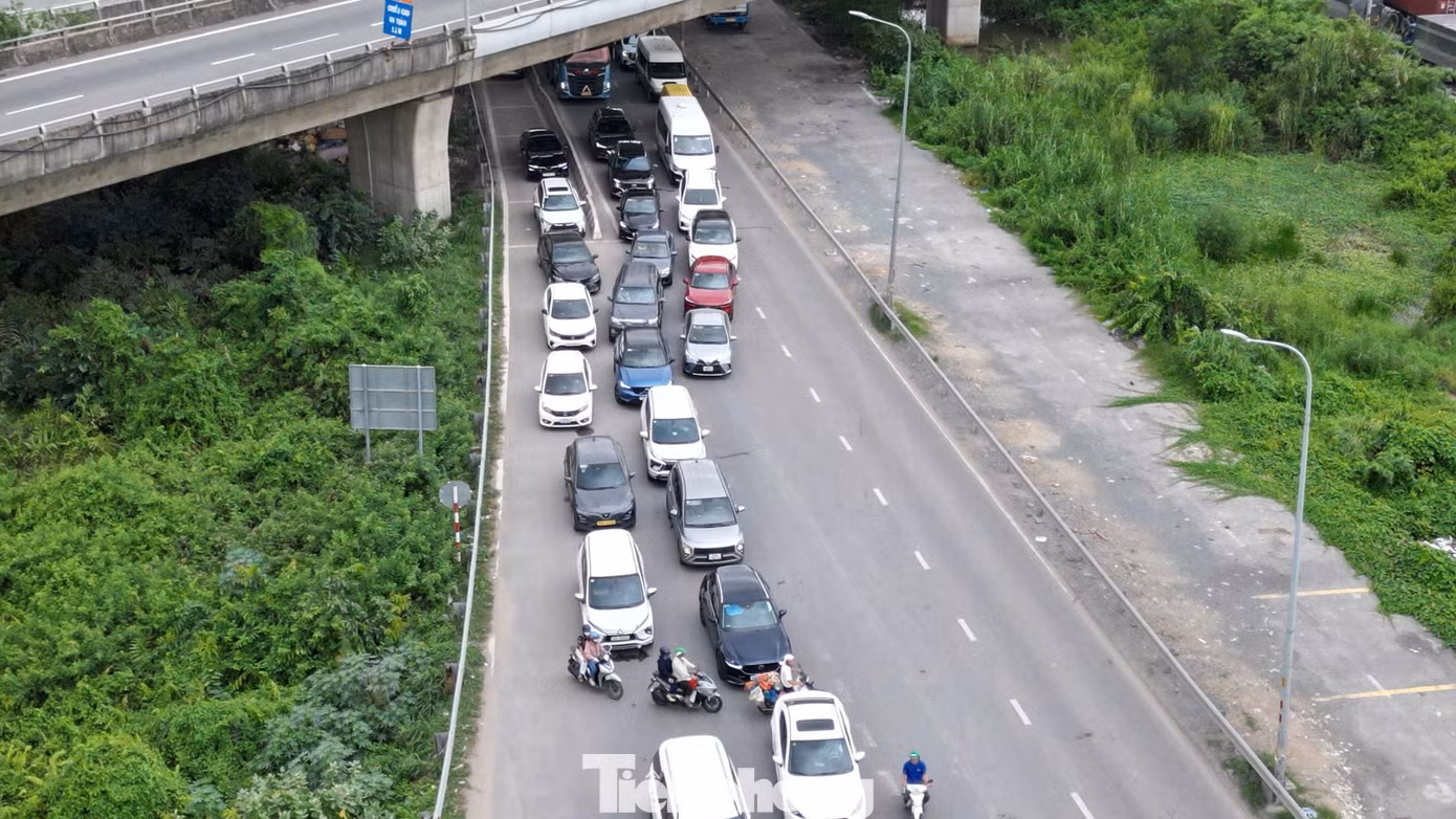 Ngày đầu nghỉ lễ, cửa ngõ phía Đông TP. HCM ùn ứ, xe nối dài lên cao tốc - 8