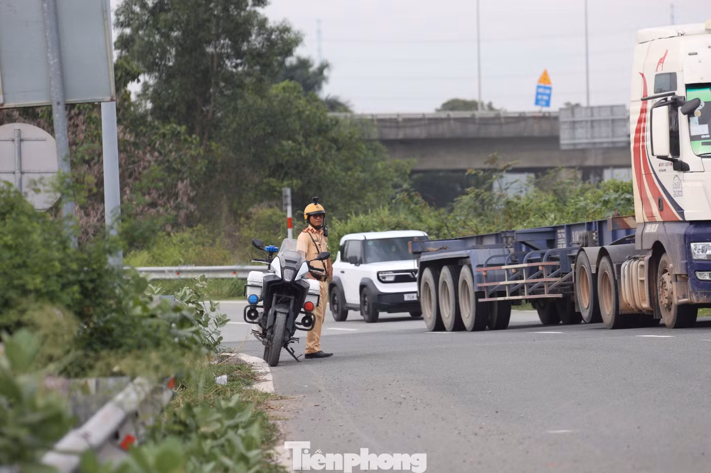 Ngày đầu nghỉ lễ, cửa ngõ phía Đông TP. HCM ùn ứ, xe nối dài lên cao tốc - 7