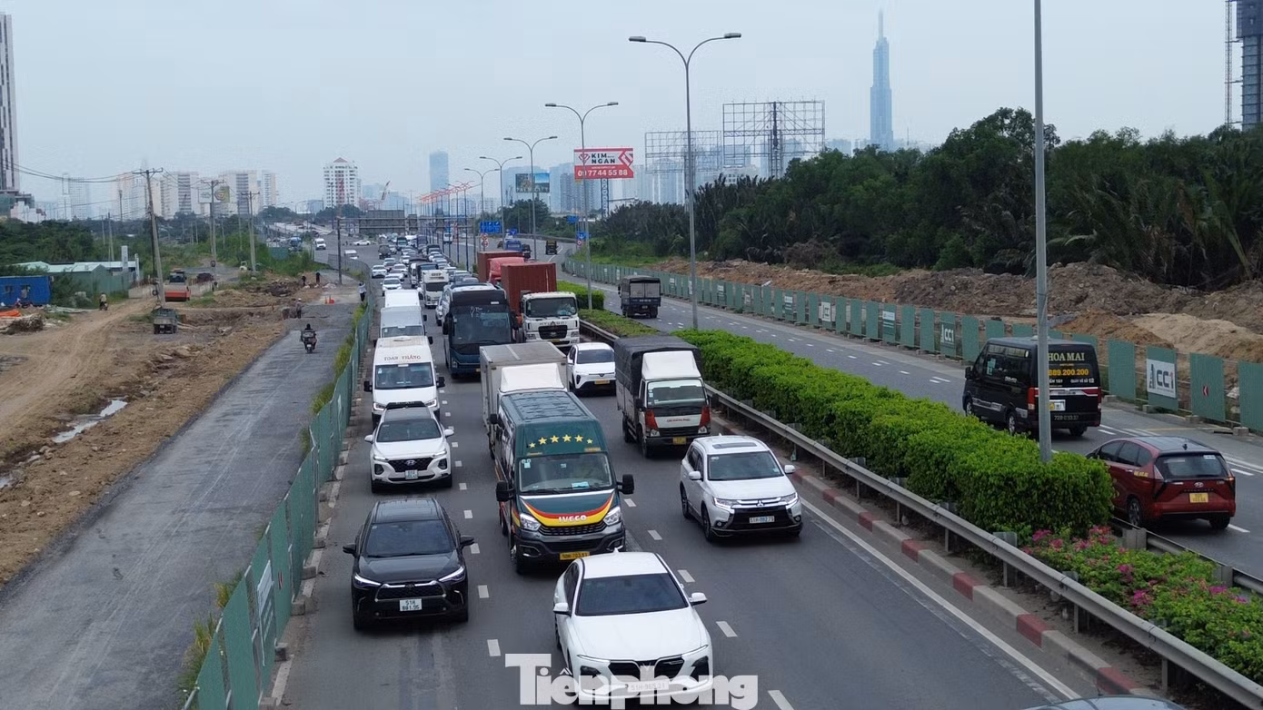 Ngày đầu nghỉ lễ, cửa ngõ phía Đông TP. HCM ùn ứ, xe nối dài lên cao tốc - 9