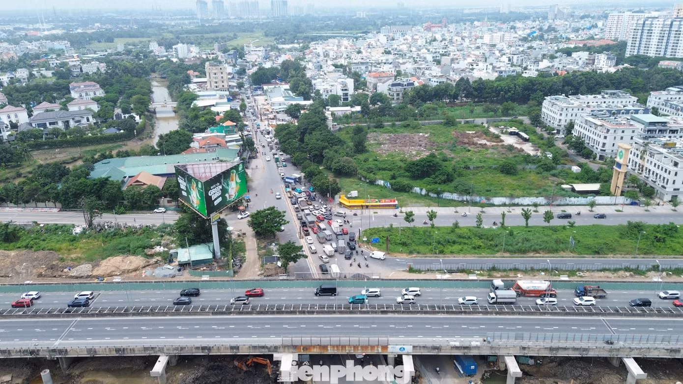 Ngày đầu nghỉ lễ, cửa ngõ phía Đông TP. HCM ùn ứ, xe nối dài lên cao tốc - 13