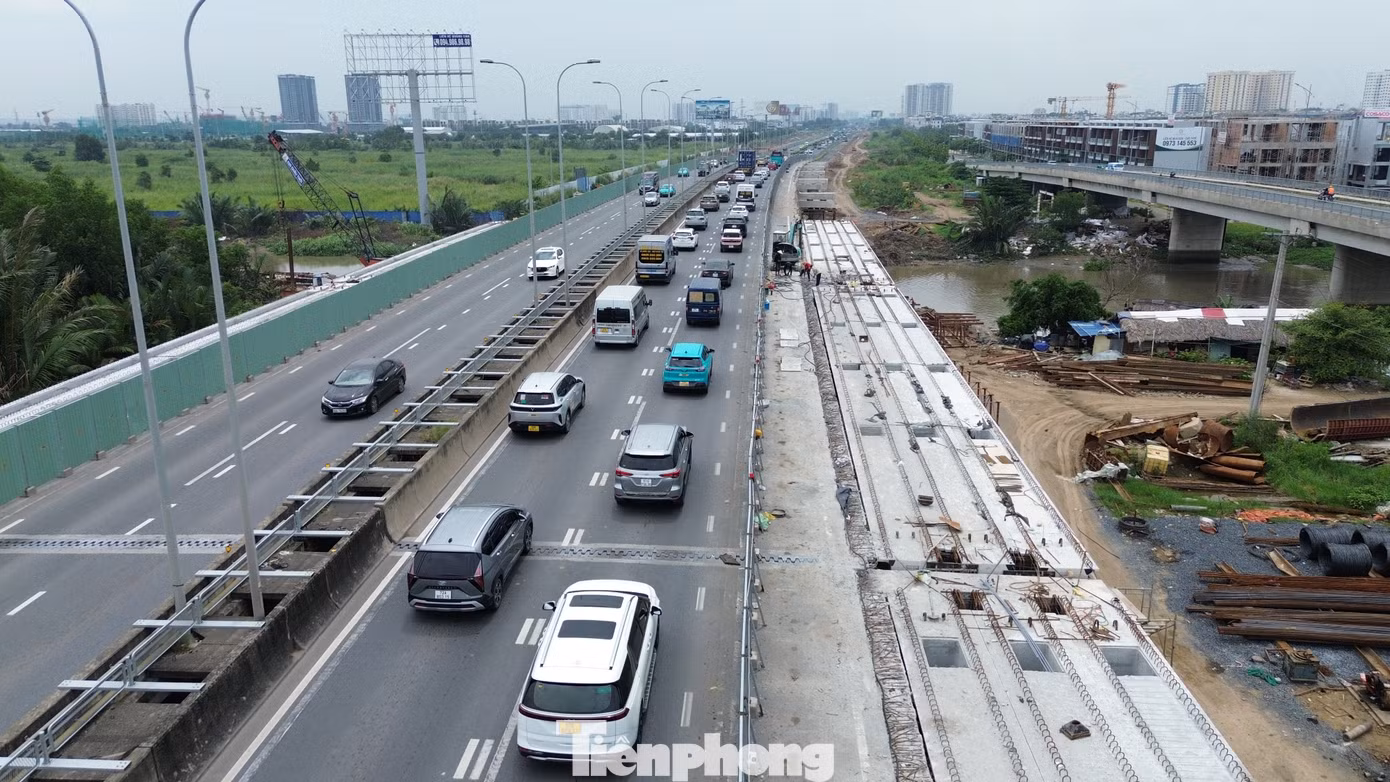 Ngày đầu nghỉ lễ, cửa ngõ phía Đông TP. HCM ùn ứ, xe nối dài lên cao tốc - 15