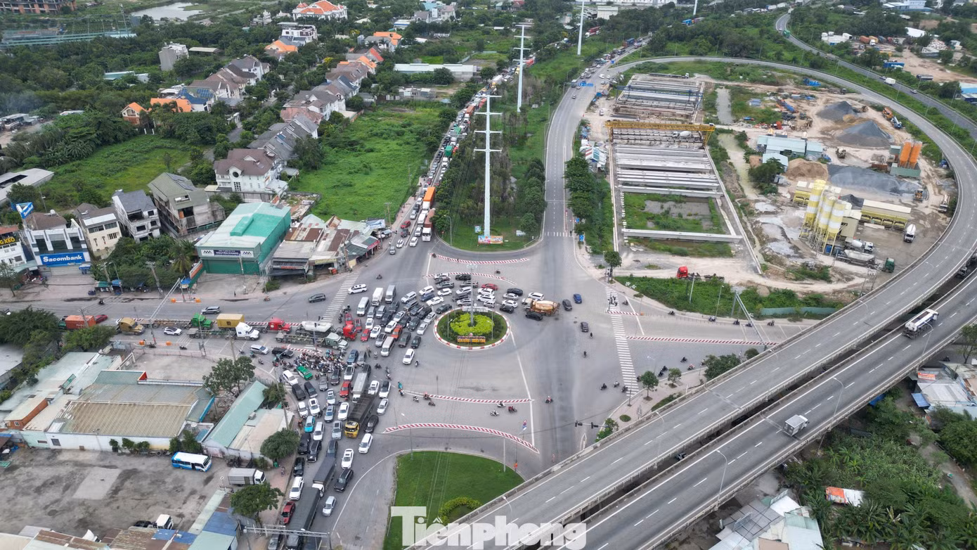 Ngày đầu nghỉ lễ, cửa ngõ phía Đông TP. HCM ùn ứ, xe nối dài lên cao tốc - 16