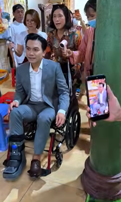 Ca sĩ Mạnh Quỳnh từ Mỹ về Việt Nam sau tai nạn, phải ngồi xe lăn. Ảnh: Chụp màn hình