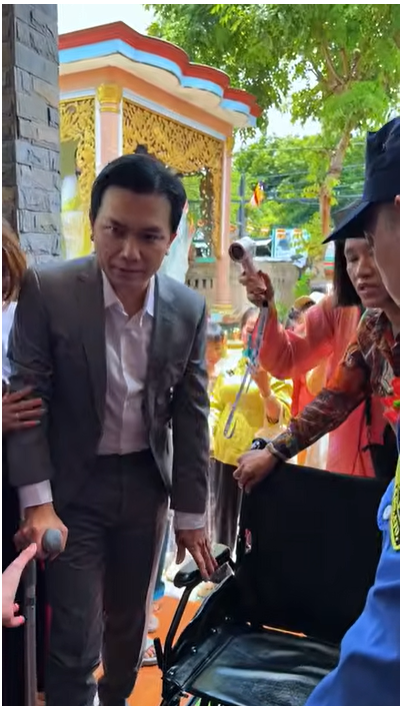 Ca sĩ Mạnh Quỳnh từ Mỹ về Việt Nam sau tai nạn, phải ngồi xe lăn. Ảnh: Chụp màn hình