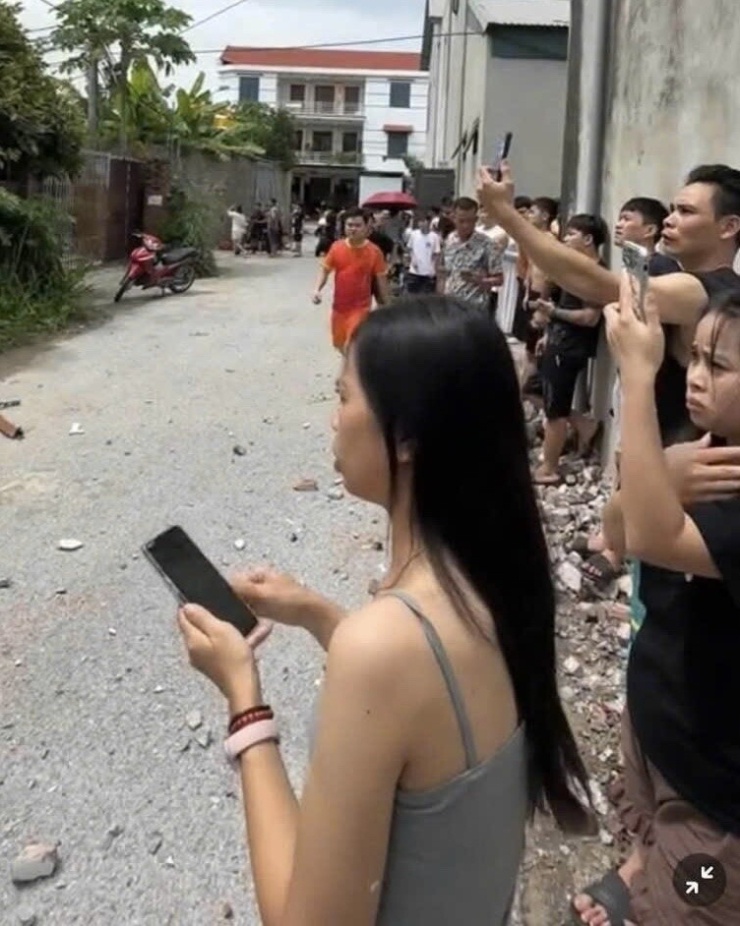Người dân nghe tiếng nổ mạnh hiếu kỳ ra xem.