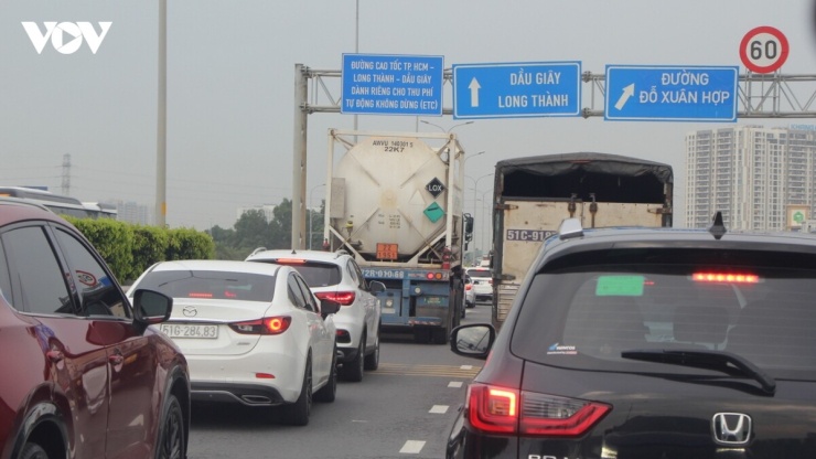 Ngày đầu kỳ nghỉ lễ Quốc khánh 2/9, lượng phương tiện từ TP.HCM đổ về các tỉnh, thành phía Đông tăng mạnh khiến cao tốc TP.HCM - Long Thành - Dầu Giây rơi vào cảnh ùn tắc kéo dài. Dòng ô tô nối đuôi nhau thành hàng dài, nhiều thời điểm chỉ có thể nhích từng chút trên tuyến cao tốc.