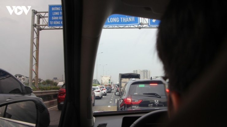 Dù vậy, giữa dòng xe ken đặc, các tài xế vẫn kiên nhẫn di chuyển từng chút một, giữ khoảng cách và chấp hành hướng dẫn của lực lượng chức năng. Khi lưu lượng phương tiện tăng cao, việc giữ bình tĩnh, tuân thủ tốc độ và khoảng cách an toàn là yếu tố quan trọng để hạn chế nguy cơ va chạm, đặc biệt trên những tuyến cao tốc có mật độ xe lớn.