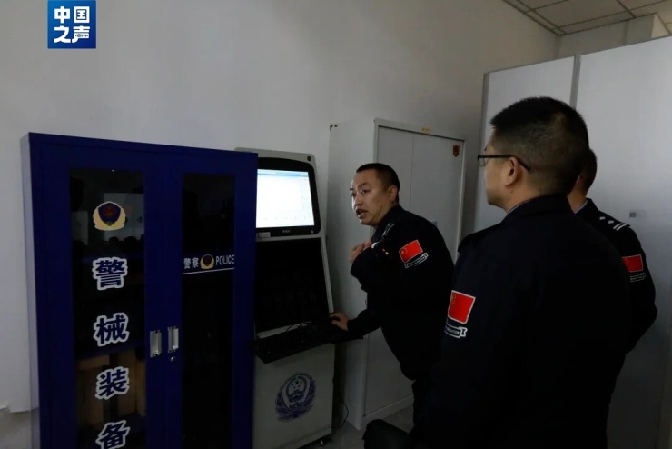 Hoàng Bành hướng dẫn đồng nghiệp sử dụng thiết bị kiểm tra dành cho cán bộ hải quan. Ảnh: CCTV