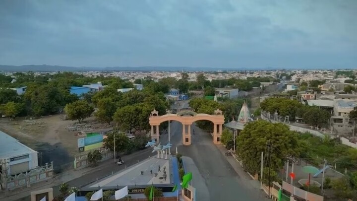 Với khoảng 7.600 hộ gia đình, ngôi làng Madhapar có khoảng 17 chi nhánh ngân hàng đang hoạt động, bao gồm các ngân hàng lớn thuộc sở hữu nhà nước và tư nhân. Tổng số tiền gửi của người dân tại các ngân hàng khoảng 50 tỷ rupee (hơn 13.850 tỷ đồng). (Ảnh: Business Today)
