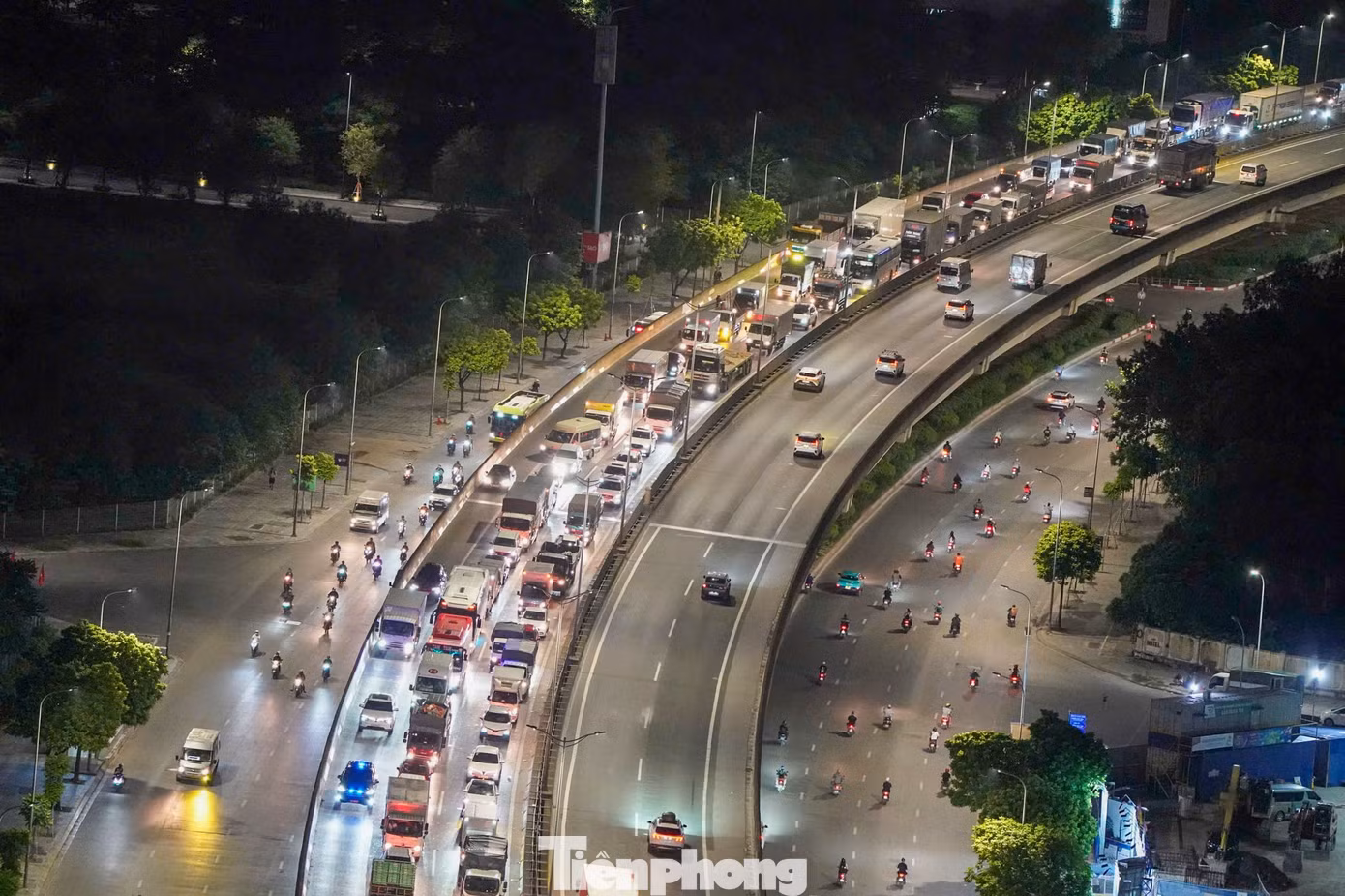 Hình ảnh ghi nhận từ một tòa nhà cao tầng gần hồ Linh Đàm, có thể nhìn rõ dòng xe ùn kéo dài nhiều km trên vành đai 3. Trong khi đó, tuyến đường phía dưới vẫn khá thông thoáng.