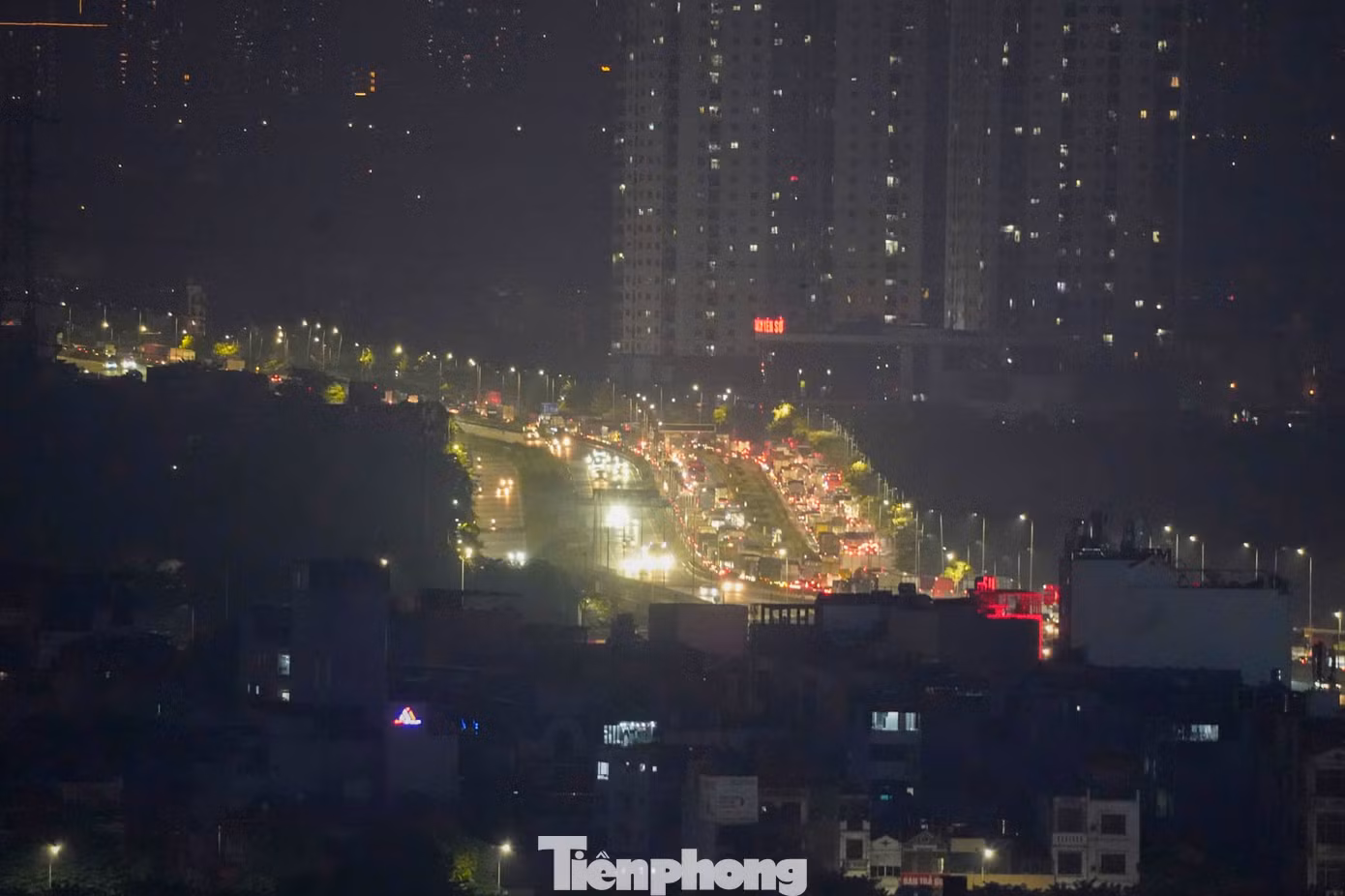 Đến 20h, vành đai 3 trên cao vẫn ùn tắc kéo dài. Nhu cầu đi lại tăng cao, các tuyến cửa ngõ Hà Nội dự báo tiếp tục chịu áp lực giao thông lớn những ngày tới.