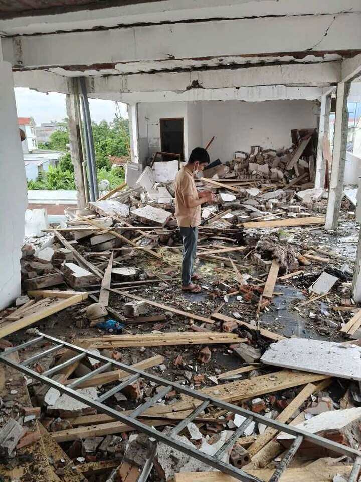 Tiếng nổ lớn phát ra từ phòng trọ số 404 ở tầng 4 của tòa nhà. Sức ép từ vụ nổ khiến nhiều phòng trọ hư hỏng hoàn toàn, tường bê tông vỡ nát chỉ còn trơ khung. (Ảnh: Bộ Công an)