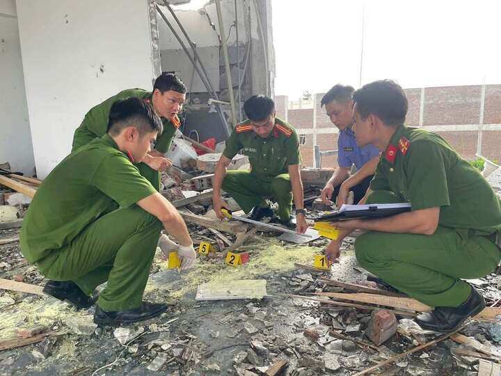 Căn cứ kết quả khám nghiệm hiện trường, khám nghiệm tử thi và các tài liệu, chứng cứ thu thập được, Công an tỉnh Phú Thọ xác định nguyên nhân sơ bộ do các nạn nhân thực hiện hành vi tự chế pháo nổ, trong quá trình thao tác dẫn đến phát nổ. (Ảnh: Công an tỉnh Phú Thọ)