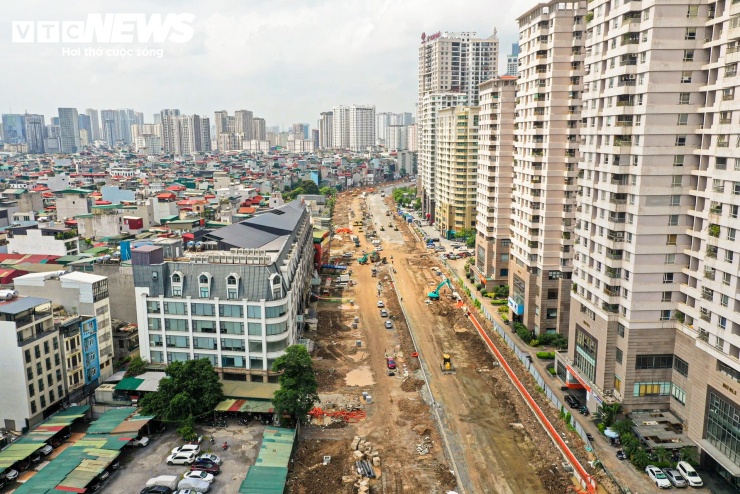 Trong hai đoạn, tuyến từ Khu đô thị mới Dịch Vọng đến đường Dương Đình Nghệ được thi công trước. Đến nay, đoạn đường dài 710m đã đạt hơn 70% khối lượng.
