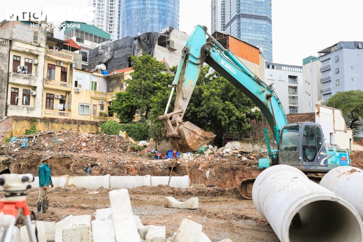 Cách đó không xa, đoạn từ đường Cầu Giấy đến Khu đô thị mới Dịch Vọng cũng đang được nhà thầu tổ chức thi công với nhiều mũi.